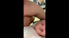 Baby grabs dad’s armpit hair in Shandong, China