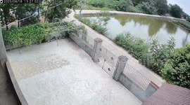 Vehicle falls into fish pond in Sichuan, China