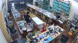 Table mishap causes laughter in Neimenggu, China