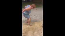 Panicked mom reacts to cockroach in Cádiz, Spain