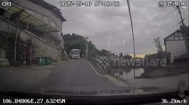 Dashcam captures car accident on narrow road in Guizhou, China