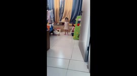 Little girl in high heels slips and falls in Shandong, China