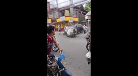 Passing drivers help motorist trapped under crashed car