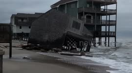 US: Video Shows Beachfront Stilt House Collapse Into Surf
