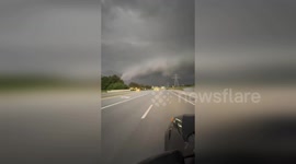 US: Massive Shelf Cloud Looms Over Highway In Clermont