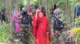 Trump-supporting Cambodian monks clash with Thai riot police along disputer border