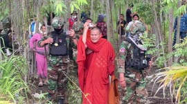 Trump-supporting Cambodian monks clash with Thai riot police along disputer border