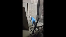 Worker narrowly escapes falling concrete in Zhejiang, China