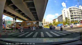 Dashcam captures scooter accident at intersection in Jiangxi, China