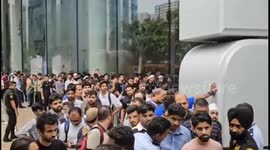 iPhone 17 Sales Kick Off in India: Massive Crowds, Long Queues Outside Apple Stores in Mumbai and Delhi