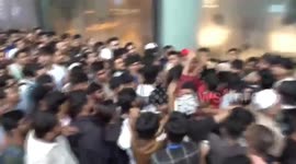 iPhone 17 Launch in Mumbai’s BKC Turns Chaotic: Crowd Breaks into Slaps and Punches Amid Long Queues