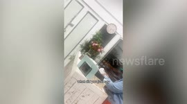 Hairdresser screams at customer complaining about unfinished blow-dry