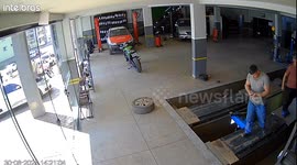 Man bumps into glass door inside car shop in Brazil