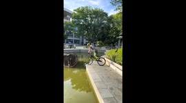 Impressive bicycle performance balancing on rocks in Shanghai, China