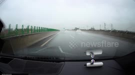 Car loses control in rain and crashes in Sichuan, China