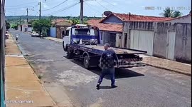Motorcyclist crashes after hitting tow truck cable in Brazil