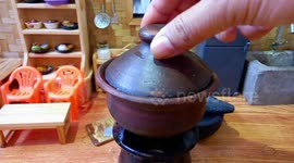 Tiny Chef Cooks Rice with the World’s Smallest Clay Stove and Pot