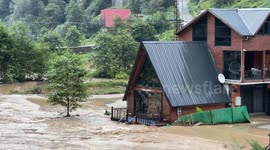 Heavy rainfall triggers landslides, flooding in Türkiye’s Rize province