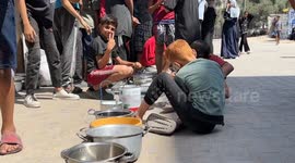 Palestinians in Gaza receive hot meals amid worsening food shortages