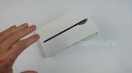 100 Hands vs iPhone 17 Air - Will it Bend?