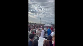 Residents of All Ages Gather in Phoenix, USA, to Pay Tribute to Charlie Kirk