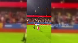 Spain: Fan Invades Pitch at Barcelona Match With Palestinian Flag
