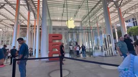 Apple’s iPhone 17 Series Goes On Sale In New York 1/3