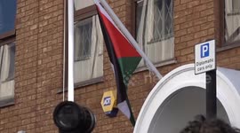 Palestinian flag raised in London after UK recognition (2)