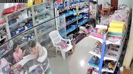 Mother with lightning fast reflexes catches daughter as she falls from table