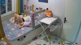 Quick-thinking mother catches toddler as she falls from bed