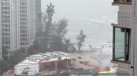 Super Typhoon Ragasa (T10) Brings Raging Waters to Hung Hom Promenade, Hong Kong