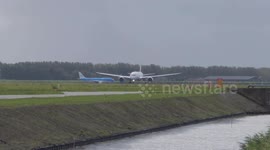 A Boeing 787 of United Airlines taking off from Amsterdam Schiphol airport