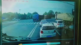 Jack-knifed lorry narrowly avoids crashing into oncoming cars