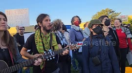 US: Protesters clash with Federal agents at ICE facility in Broadview
