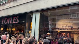 Matthew Mcconaughey stops traffic as he surprises shoppers in the window of Foyles, London