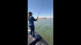 Woman falls into water during fishing mishap in Mira Estrela, Brazil