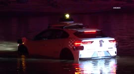 US, Phoenix: Scottsdale Waymo Drives Around Barriers Into Flooded Street