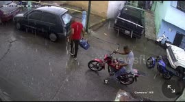 Drunk man falls with beers while trying to ride motorcycle in Caracas, Venezuela