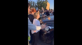 SUV standoff unfolds between protesters and ICE agent in Illinois, USA
