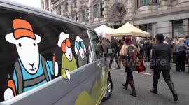 Traditional sheep drive returns to London’s Southwark Bridge