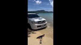 Bungling tourist gets pickup truck stuck on beach