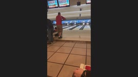 Man shows off unique bowling stance in Cincinnati, USA