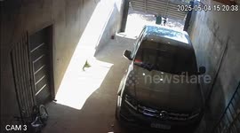 Garage door panel mishap startles motorcyclist in Puerto Iguazú, Argentina