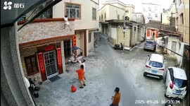 Heroic moment neighbour catches toddler falling from 2nd-floor balcony in China