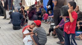 Charity distributes hot meals to displaced Palestinians in Gaza