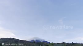 Spectacular 'hat' cloud forms on top of mountain in the Philippines
