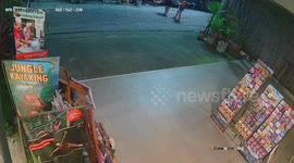 Brave British backpackers chase thief who stole their handbag in Thailand