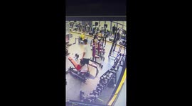Bungling bodybuilder drops barbell weights at gym