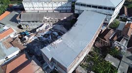 Indonesia: Indonesia battles to rescue trapped students at collapsed school building