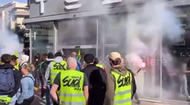 France: 60+ French rail union activists stormed a Tesla showroom, chanting “We hate billionaires!” and waving banners like “Tesla Steals Our Taxes”
